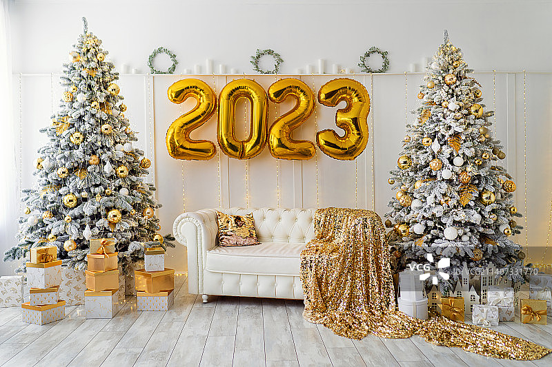 2023年圣诞新年豪华装饰白色房间内景图片素材