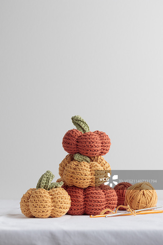 白色背景上可爱的钩针编织黄色和橙色南瓜图片素材