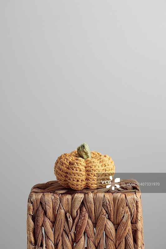 白色背景上的可爱钩针编织黄色南瓜图片素材