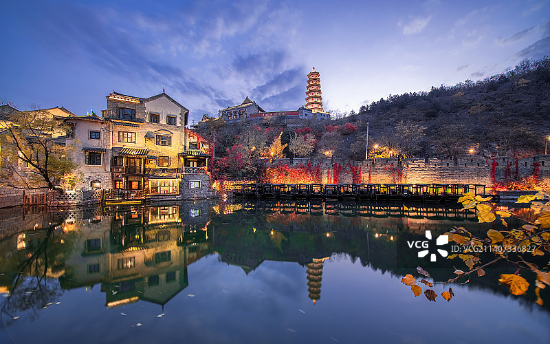 北京市密云区古北水镇古建筑亮灯夜景&司马台长城图片素材