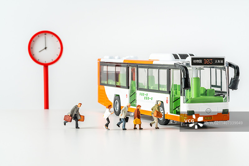 赶公交车的上班族创意微缩景观图片素材