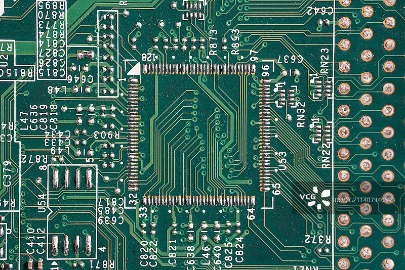 主板芯片和绿色集成电路板电子元器件图片素材