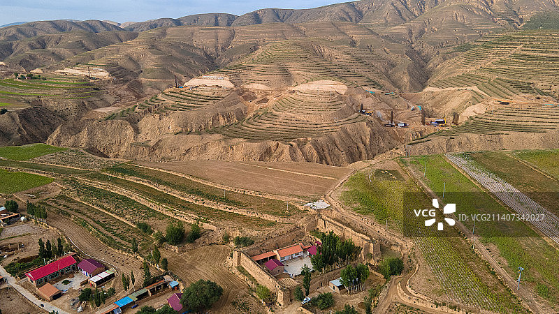 航拍宁夏中部黄土高原农田农场田园风光图片素材