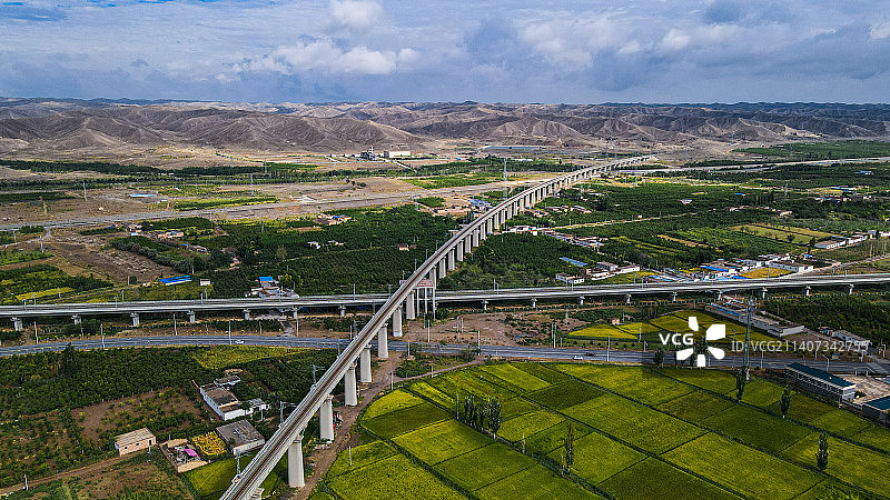 金秋黄河两岸，宁夏平原迎来金色稻田图片素材