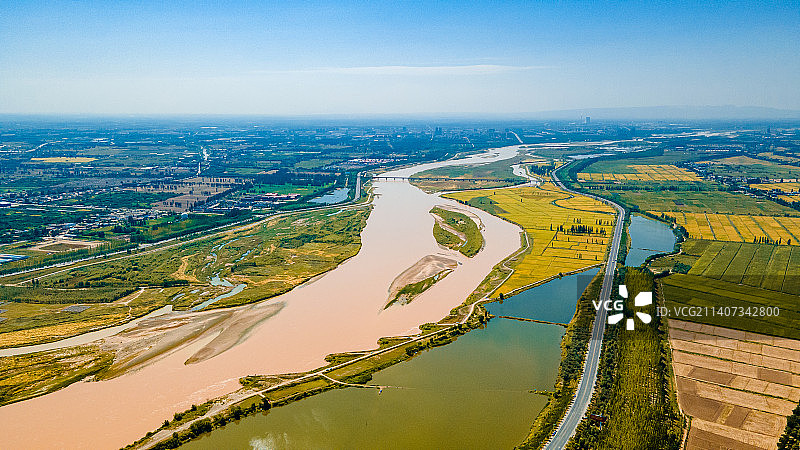 金秋黄河两岸，宁夏平原迎来金色稻田图片素材