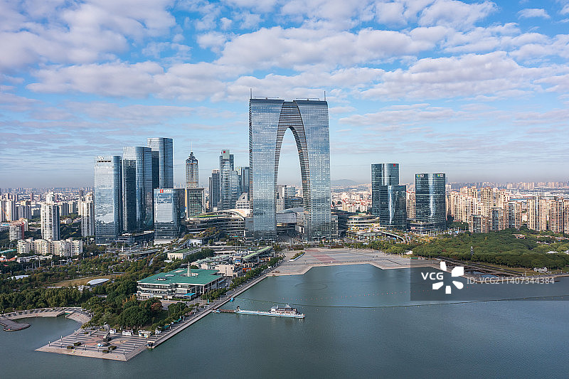 蓝天白云下的苏州园区金鸡湖东方之门航拍图片素材