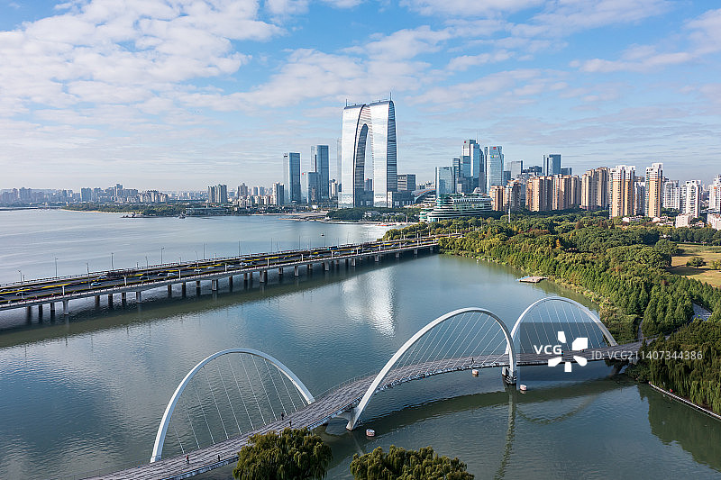 蓝天白云下的苏州园区金鸡湖东方之门航拍图片素材