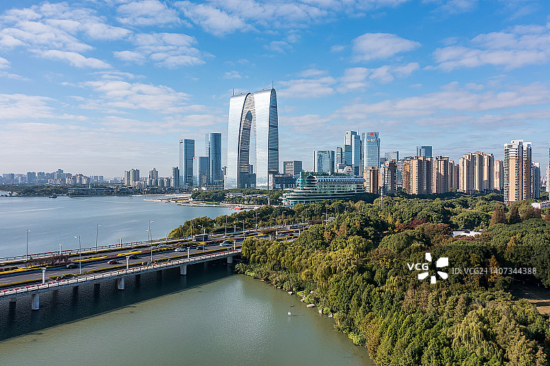 蓝天白云下的苏州园区金鸡湖东方之门航拍图片素材
