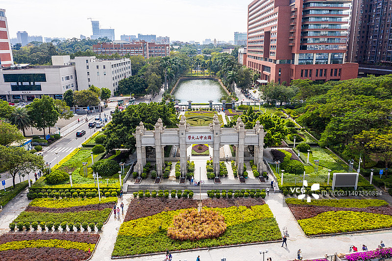 航拍广东广州中山大学校本部北门广场 中山大学牌坊 中山大学校门图片素材