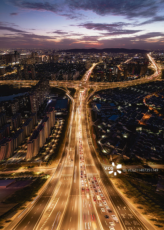 晚霞下的归途—城市高架晚高峰-通往回家的路图片素材