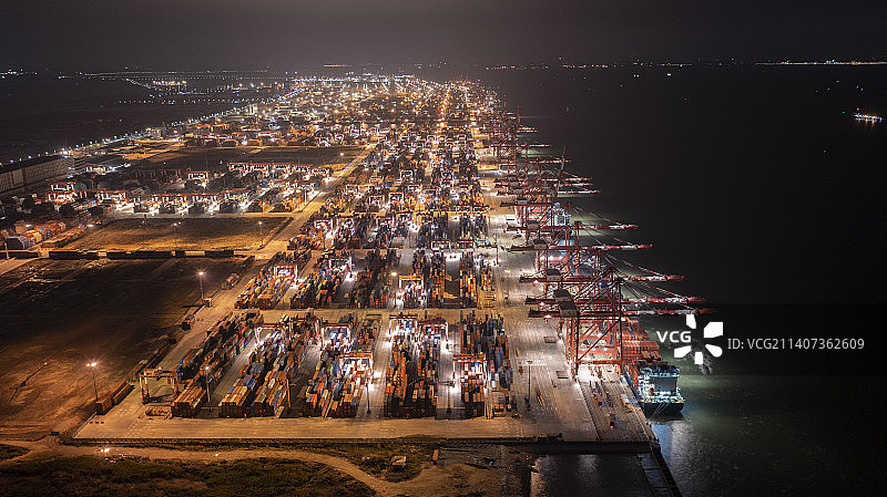 航拍广州市南沙港集装箱码头夜景图片素材