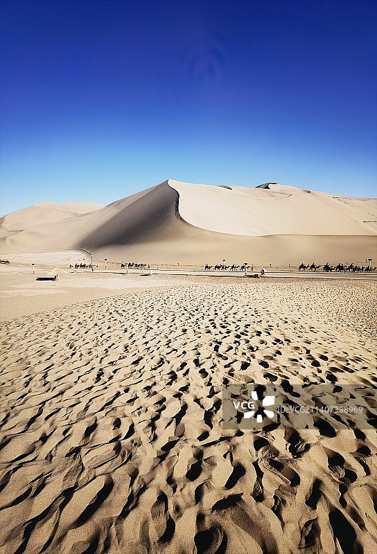 蓝天映衬下的敦煌沙漠风光图片素材