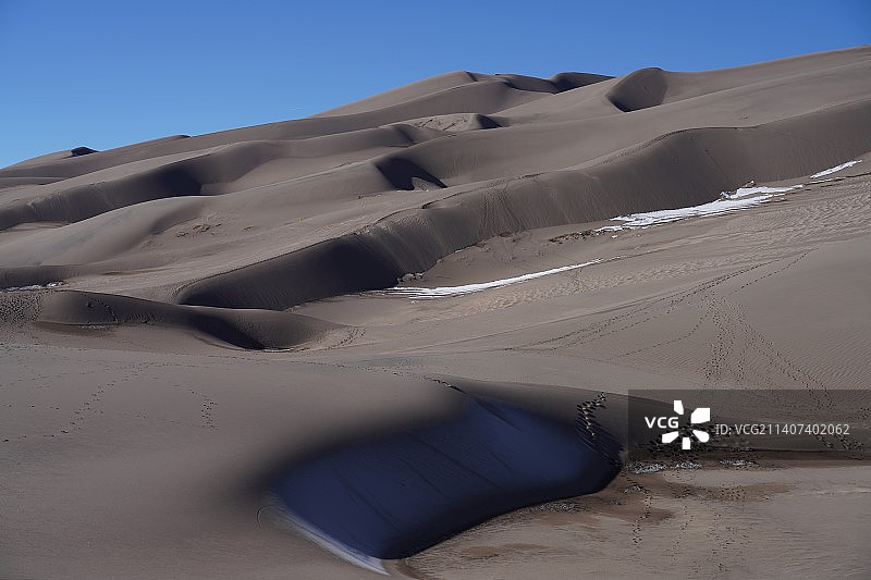 美国大沙丘国家公园与雪山图片素材