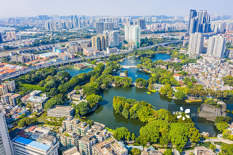 航拍广州荔湾湖公园 广州市荔湾区泮塘地区 湖泊湿地公园图片素材