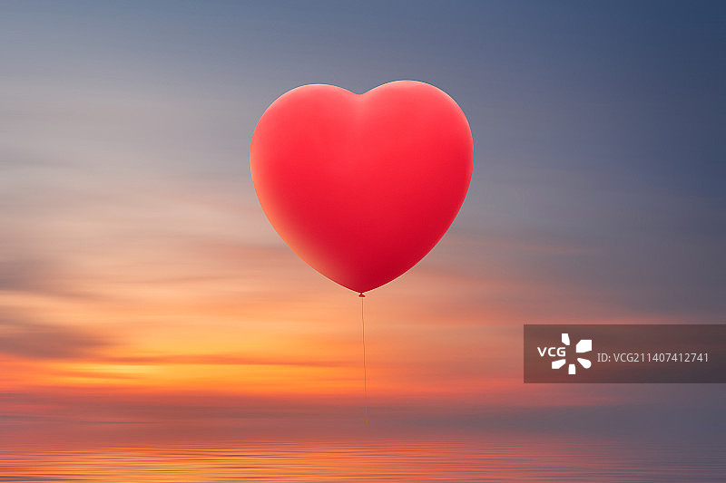 日落时的红色心形气球图片素材