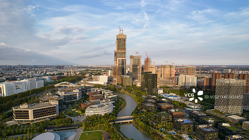 夕阳下的张江人工智能岛和科学之门双子塔图片素材