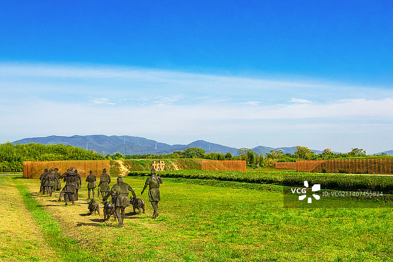 杭州余杭良渚古城遗址公园 杭州良渚古城遗址基地 原始部落古人 原始人生活场景复原雕塑图片素材