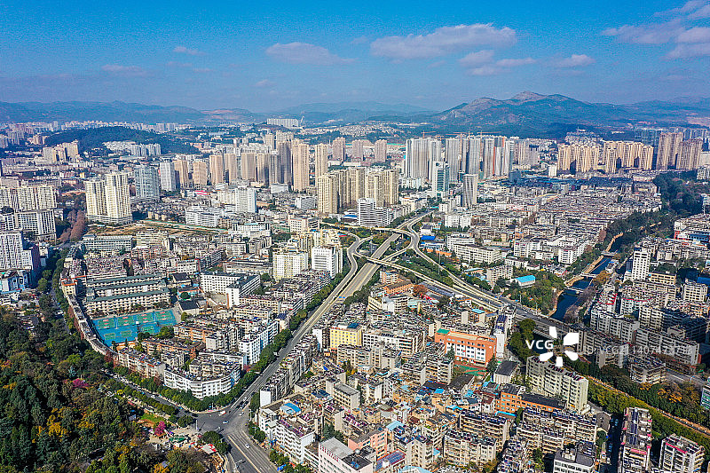 航拍云南昆明蓝天白云下的城市建筑群 五华区盘龙区边界图片素材