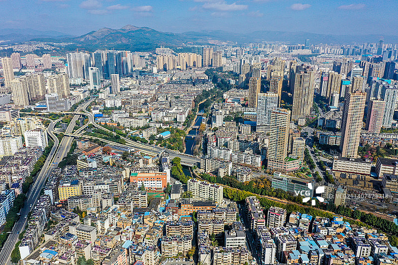 航拍云南昆明蓝天白云下的城市建筑群 五华区盘龙区边界图片素材