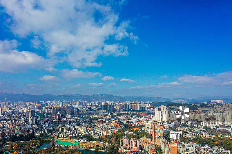 航拍云南昆明蓝天白云下的城市建筑群 五华区盘龙区边界图片素材