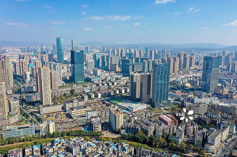 航拍云南昆明蓝天白云下的城市建筑群 五华区盘龙区边界图片素材