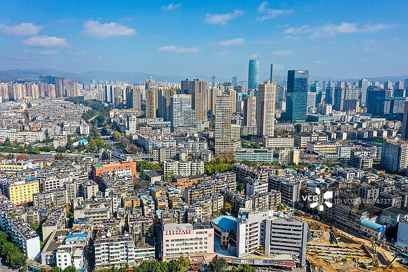 航拍云南昆明蓝天白云下的城市建筑群 五华区盘龙区边界图片素材