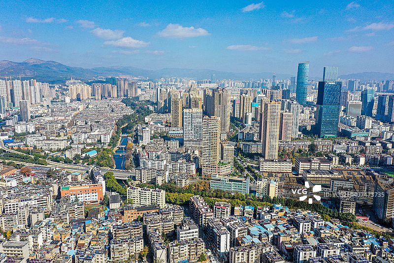 航拍云南昆明蓝天白云下的城市建筑群 五华区盘龙区边界图片素材