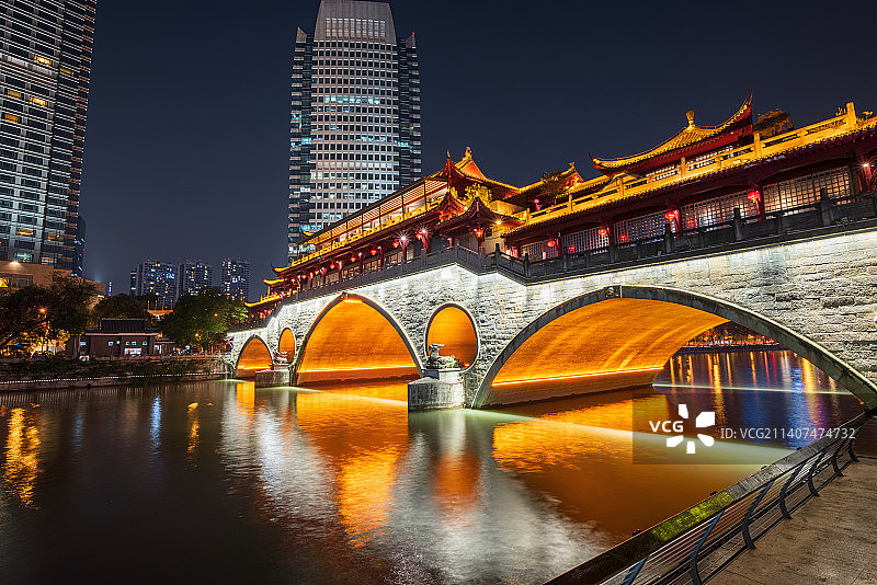 成都锦江区九眼桥安顺廊桥府南河,侧面低视角夜景城市风光图片素材