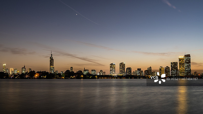 日落后的南京城市天际线图片素材