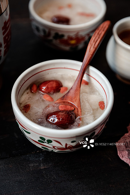 滋补炖品红枣莲子银耳羹图片素材