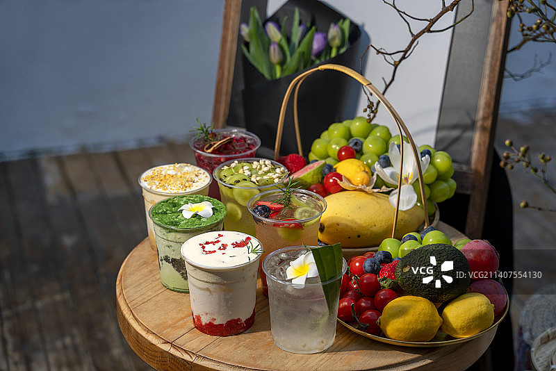 各种奶茶、冷饮、果汁放在桌子上图片素材