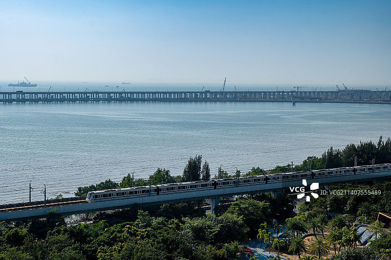 深圳地铁11号线与西湾红树林图片素材
