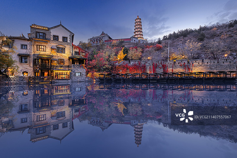 北京市密云区古北水镇古建筑亮灯夜景&司马台长城图片素材