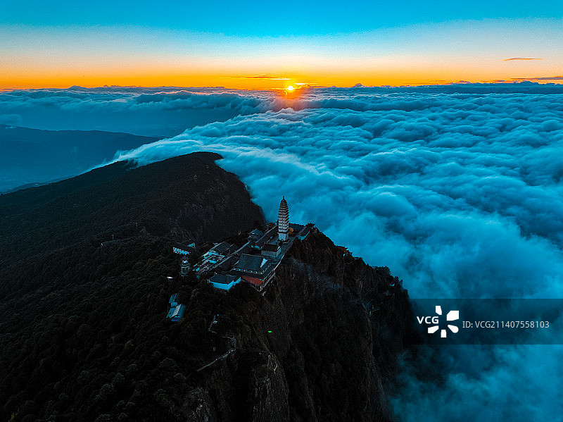 大理鸡足山金顶-日出云海图片素材