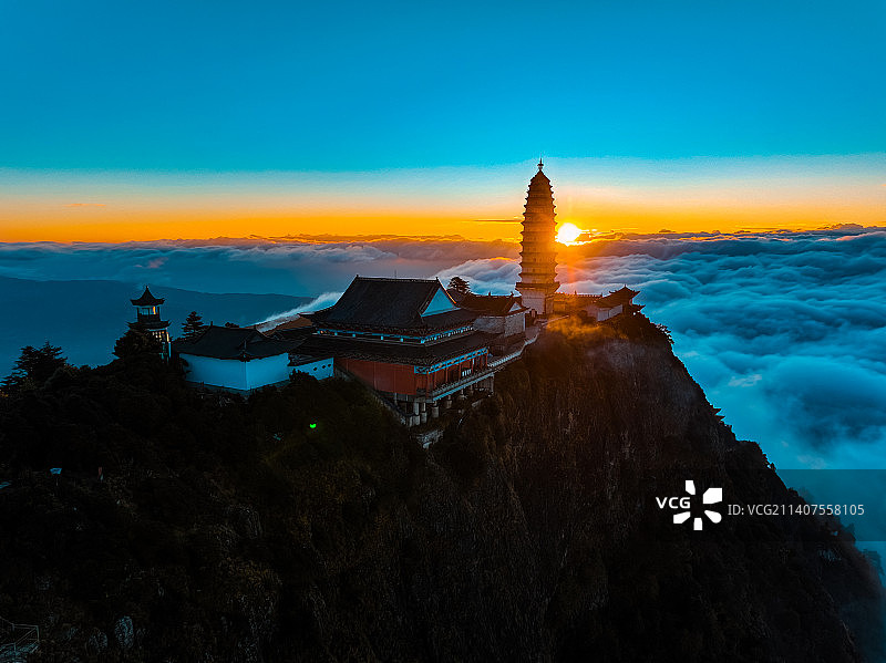 大理鸡足山金顶-日出云海图片素材