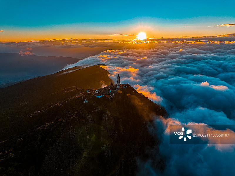 大理鸡足山金顶-日出云海图片素材