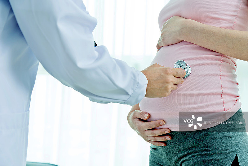 医生检查孕妇的身体图片素材