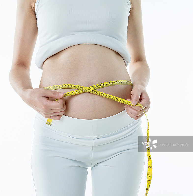 孕妇用卷尺测量肚子图片素材