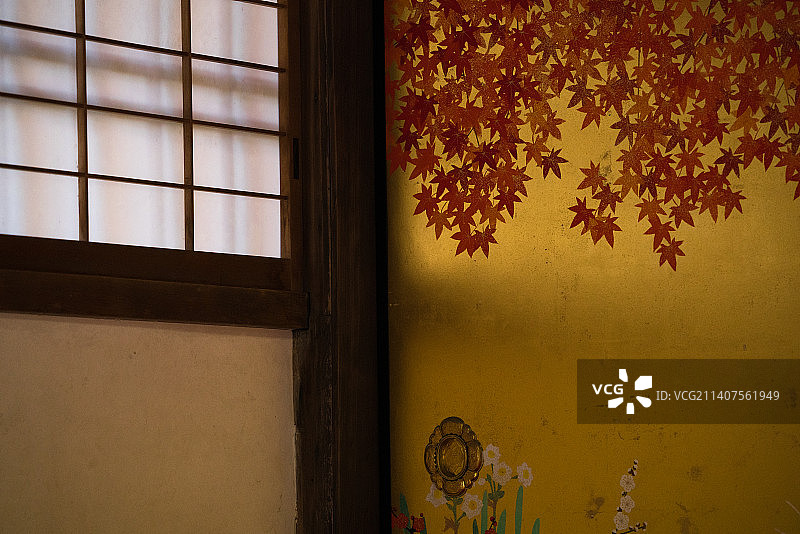 京都寺院中拉门上的枫叶图图片素材