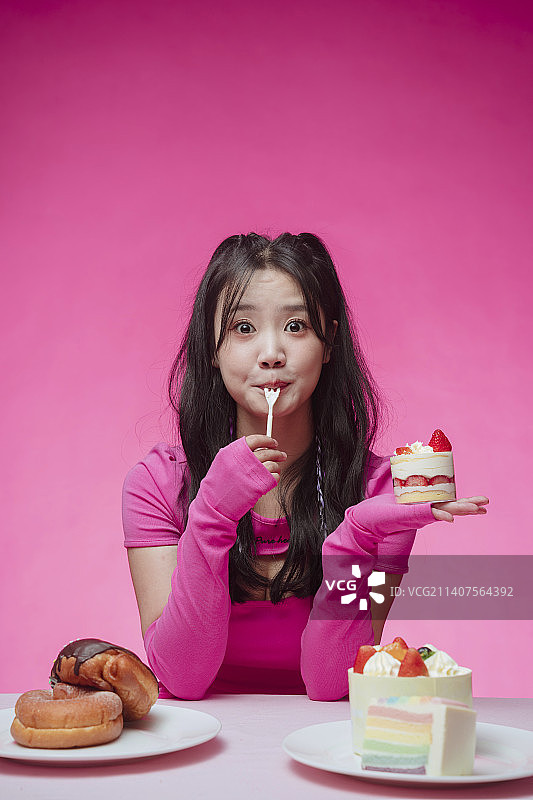 吃甜食的胖女孩图片素材