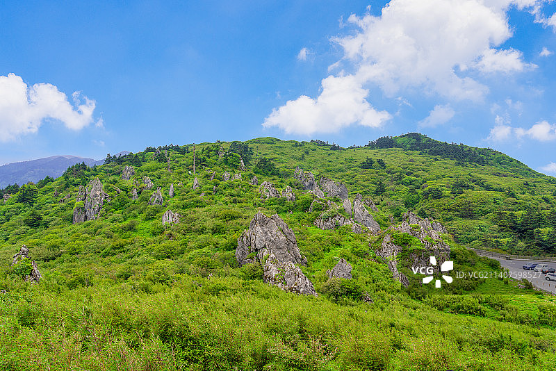 中国湖北省神农架风景区蓝天白云形态各异的板壁岩图片素材
