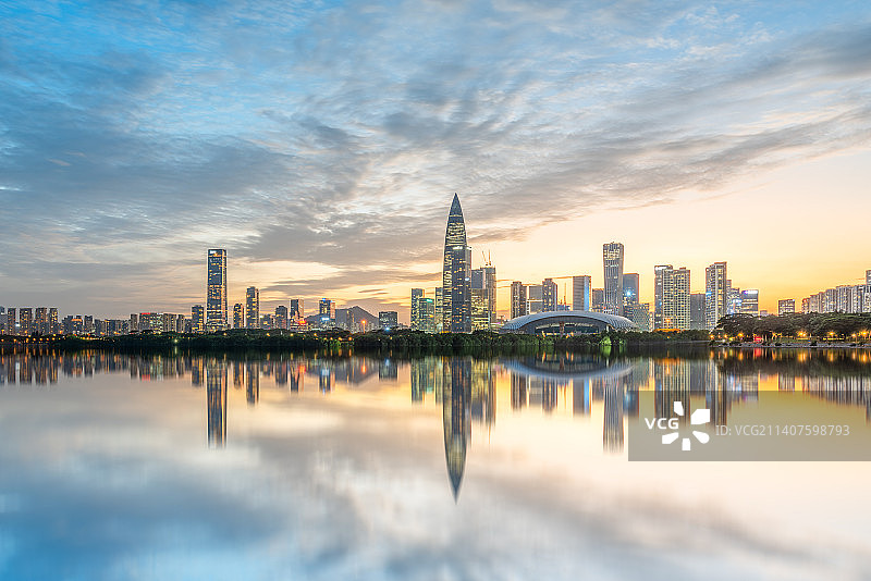 深圳湾后海金融区华润大厦黄昏时分风光图片素材