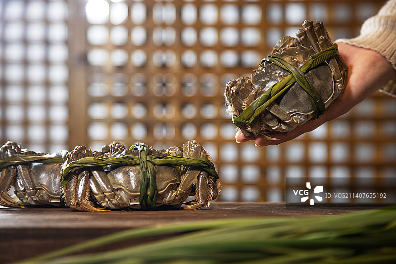 展示大闸蟹,人的手,局部特写图片素材