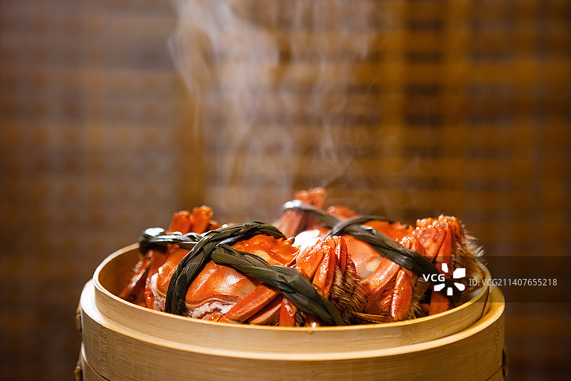 蒸笼里热气腾腾的大闸蟹图片素材