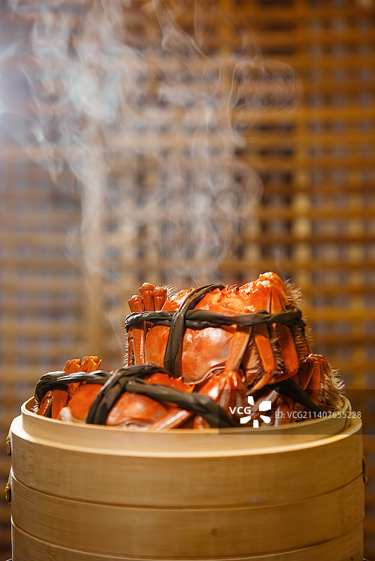 蒸笼里热气腾腾的大闸蟹图片素材