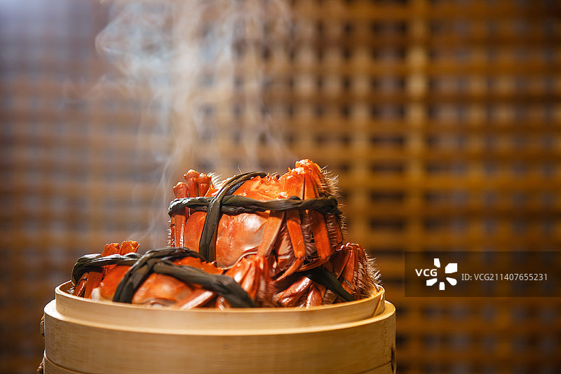 蒸笼里热气腾腾的大闸蟹图片素材