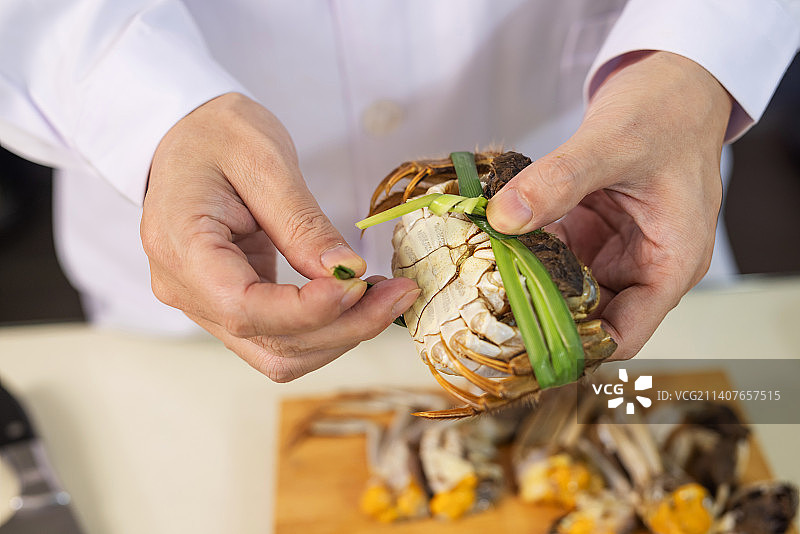 厨师手拿大闸蟹图片素材