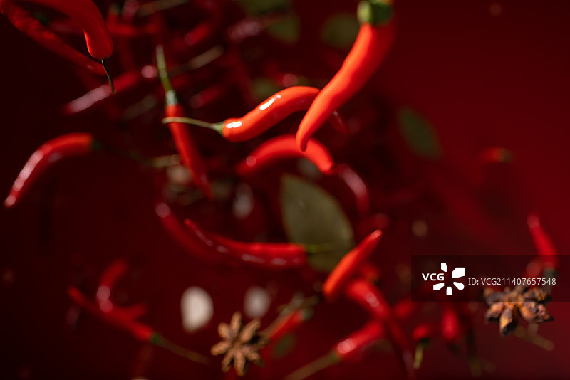 红辣椒等香料在空中碰撞飞溅图片素材