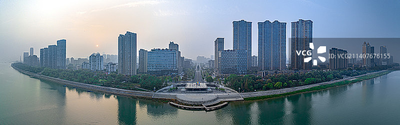 桐庐富春江清晨雾景 滨江生态公园 滨江步道 观景平台 亲水平台  日出 浓雾 浙江省杭州市桐庐县图片素材