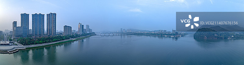 桐庐富春江清晨雾景 滨江生态公园 滨江步道 观景平台 亲水平台  日出 浓雾 浙江省杭州市桐庐县图片素材